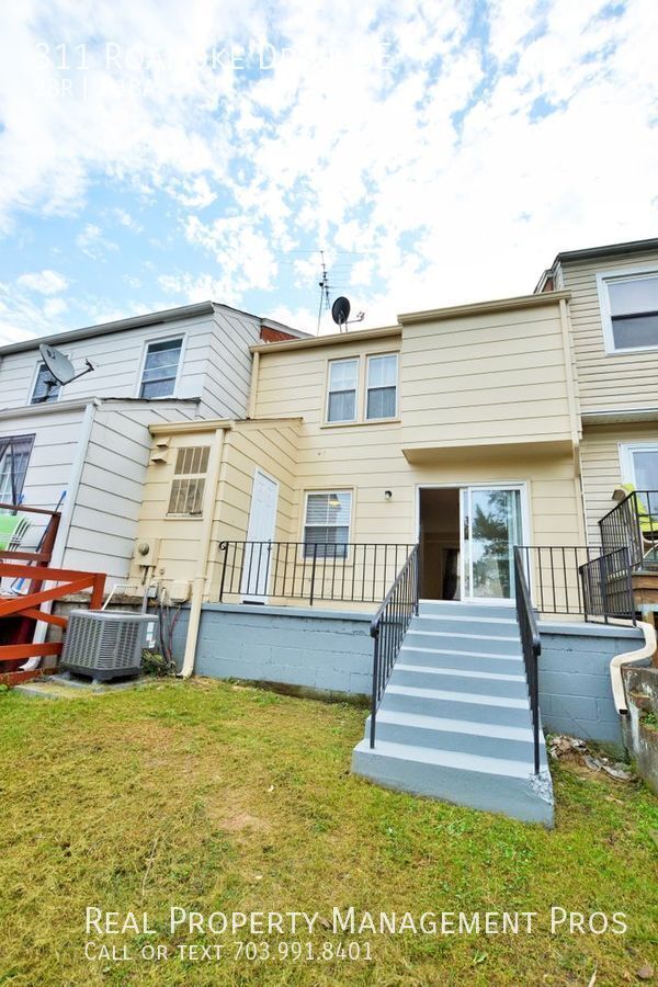 Building Photo - 311 Roanoke Dr SE