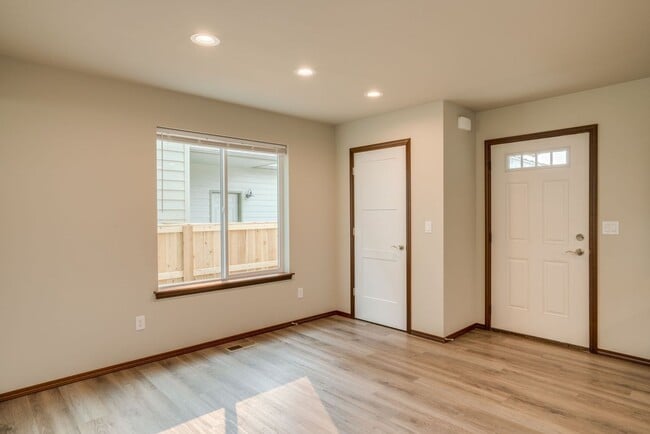 Building Photo - Fantastic 3-Bed, 2.5 Bath with 2-car garage!