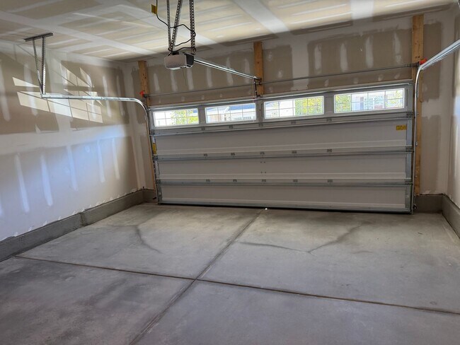 Building Photo - Brand New 5 Bedroom 3 Bathroom Single Fami...