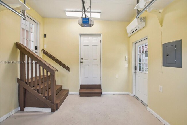 Building Photo - 6621 La Mesa Rd