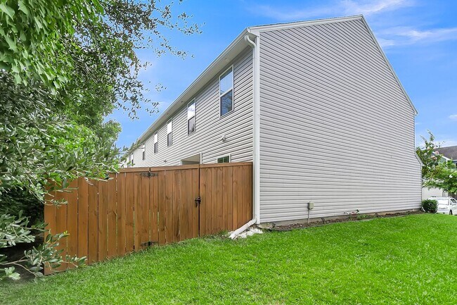 Building Photo - Beautiful Goose Creek Townhome!