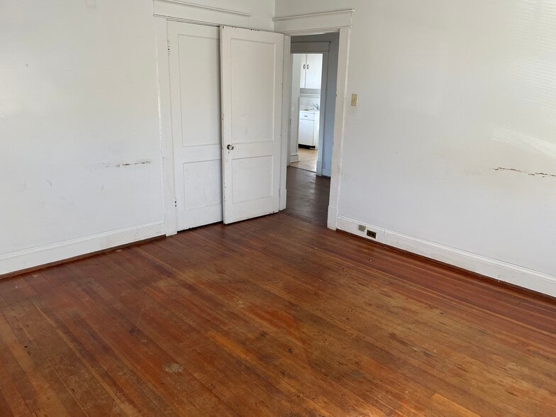 Building Photo - 3426 Fort Ave