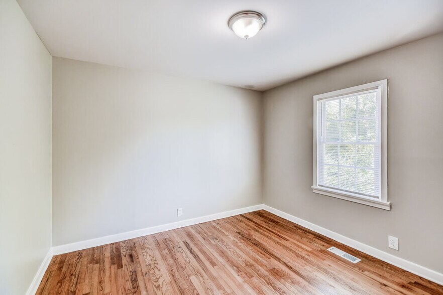 Building Photo - 960 7th Pl