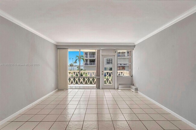 Building Photo - 1430 Brickell Bay Dr
