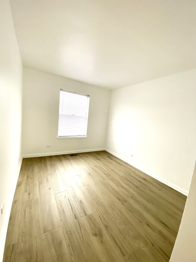 Building Photo - 629 W Streamwood Blvd