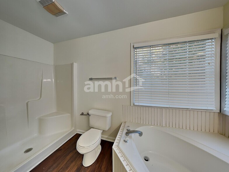 Building Photo - 1305 Groveland Trl