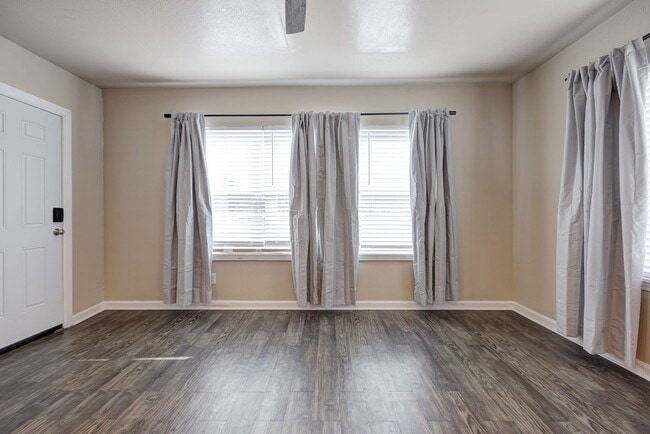 Building Photo - ** Move-in Special - First Full Month's Rent Free ** Bright & Stylish 2-Bedroom Close to the Plaz...