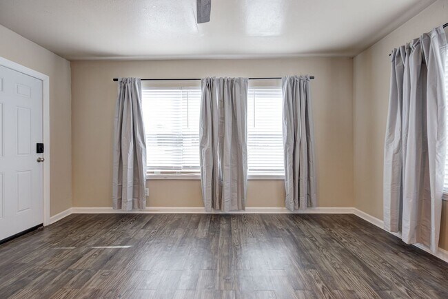 Building Photo - Bright & Stylish 2-Bedroom Close to the Plaza District