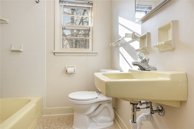 Building Photo - 16 Summit St