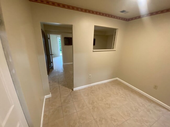 Building Photo - A three bedroom plus den, three and one half bath townhouse conveniently located in Rockville Mar...