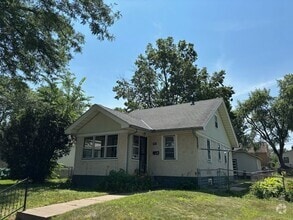 Building Photo - Charming 2+ Bedroom Single Family on a gre...