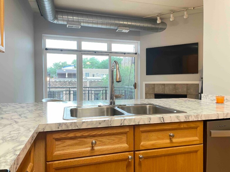 Building Photo - 1155 W Madison St