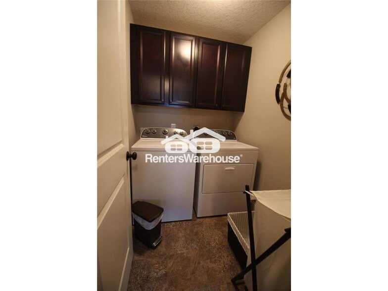 Building Photo - 8411 Larch Ln N