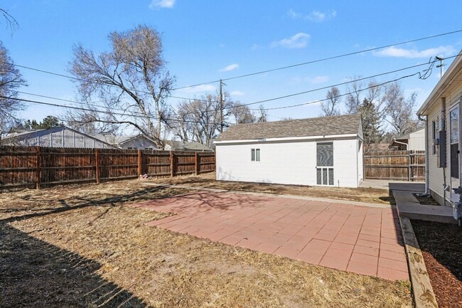 Building Photo - *2 Bedroom Detached Garage, Large Lot Updated and Clean**