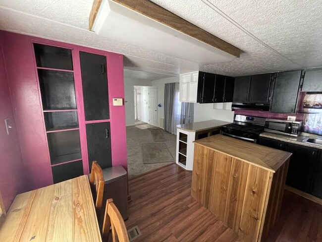 Building Photo - 3 bed/2 bath Trailer - NEW APPLIANCES, W/D...