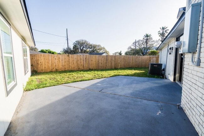 Building Photo - 1402 Bayou Shore Dr