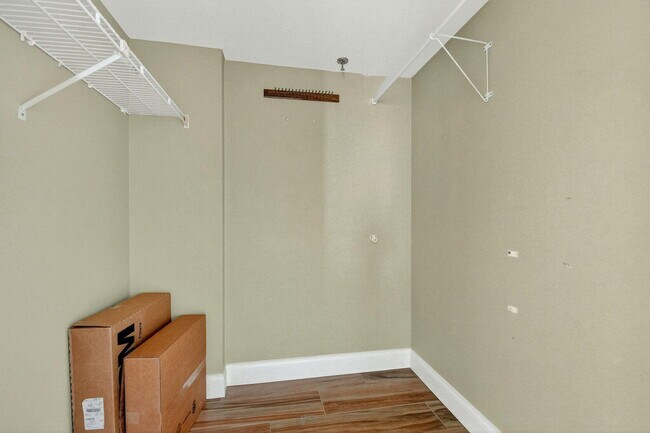 Building Photo - 3901 S Flagler Dr