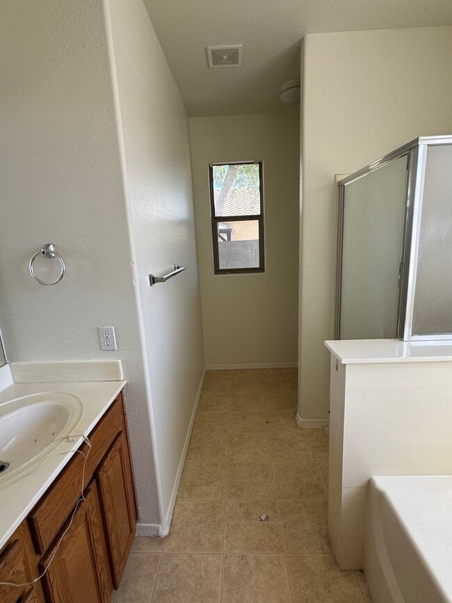 Building Photo - NEW PAINT, NEW CARPET Spacious 3 bedroom p...