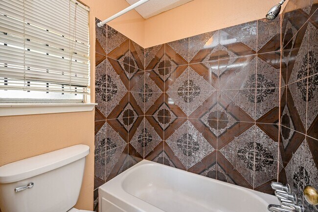 Building Photo - Nice 4 bd Rm Single Family Home