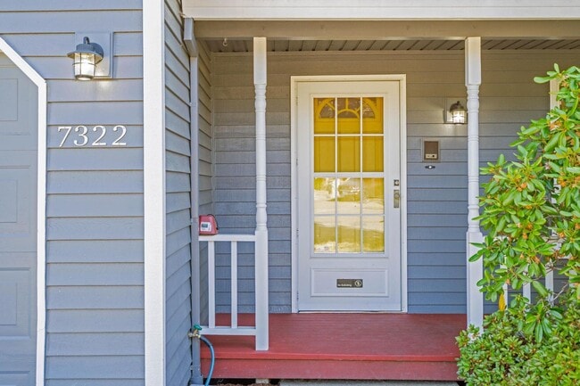 Building Photo - Comfortable 4-bdrm/2.5-bath home in Hillsb...