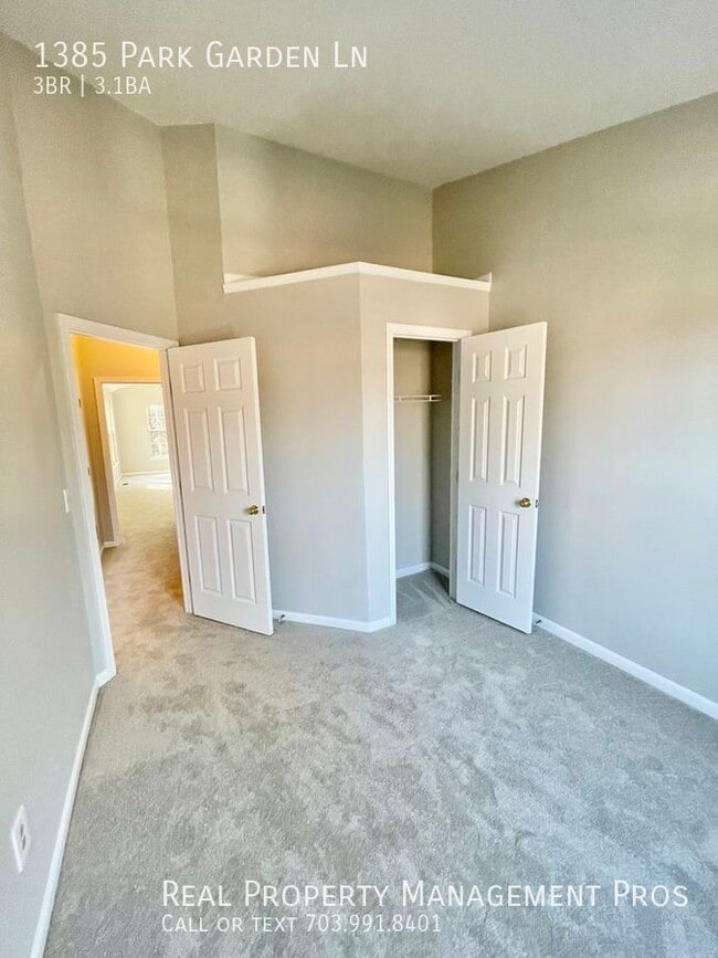 Building Photo - 1385 Park Garden Ln