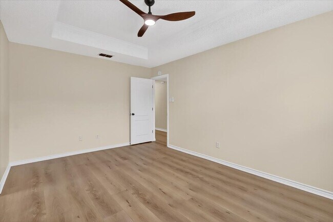 Building Photo - 4453 Lake George Dr