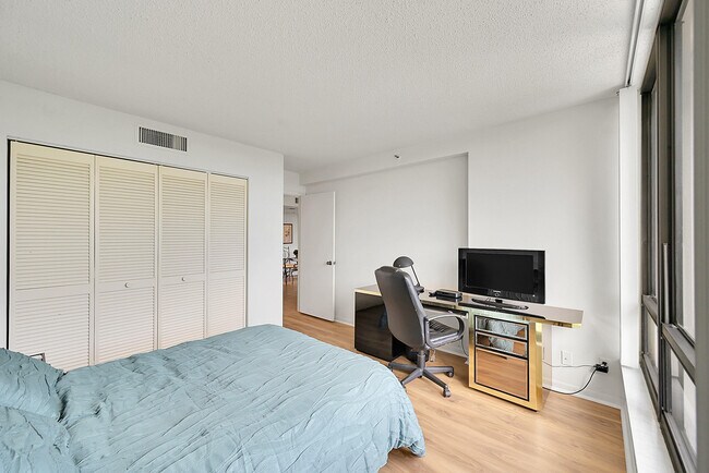 Building Photo - 7835 Lakeside Blvd