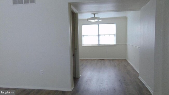 Building Photo - 25 Brucester Bridge Ct