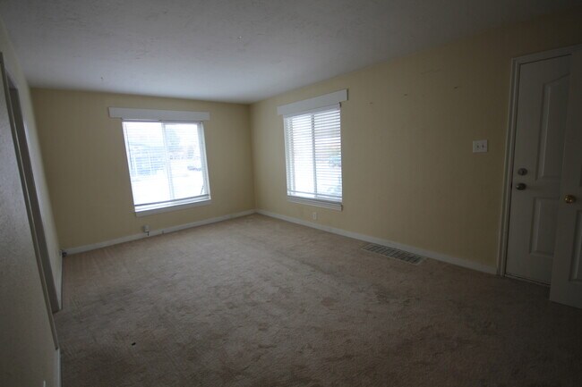 Building Photo - 3 Bedroom Duplex with Lovely Backyard(Upstairs)