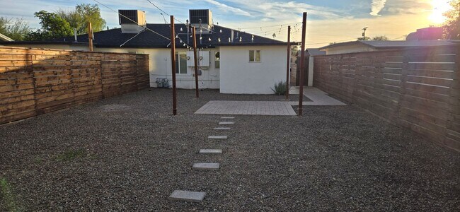 Building Photo - Newly Remodeled 2 Bedroom 1 Bath Condo