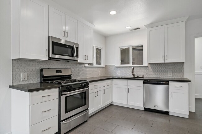 Building Photo - 4978 N North Maywood Ave