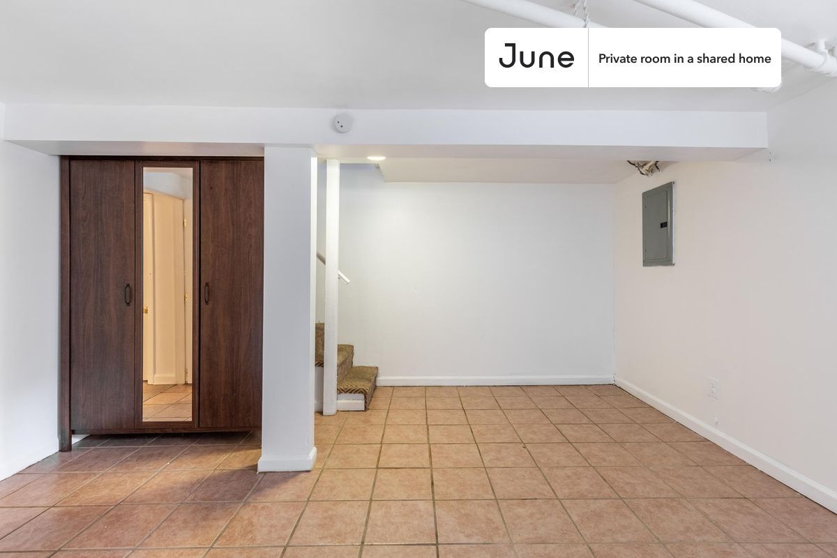 Building Photo - Room in Shared 3 bed/2 bath home