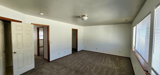 Building Photo - 1326 S Skyline Dr