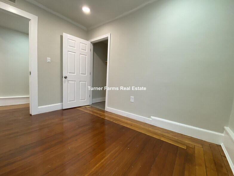 Building Photo - 35 Humphreys St