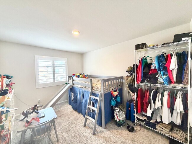 Building Photo - Modern 5 Bedroom 3 Bathroom Home in Tierra Del Sol with INCLUDED Solar & Low-Maintenance Living