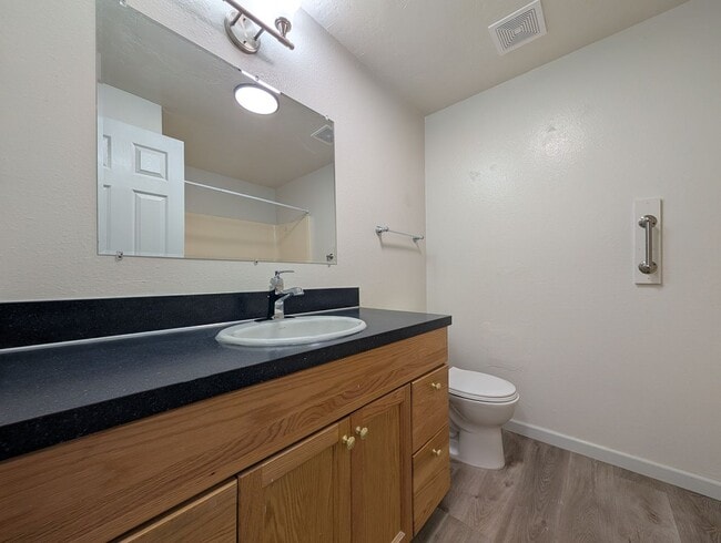 Building Photo - Cozy 2-Bedroom, 1-Bath Duplex in Springfield!