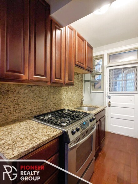 Building Photo - 546 W Surf St