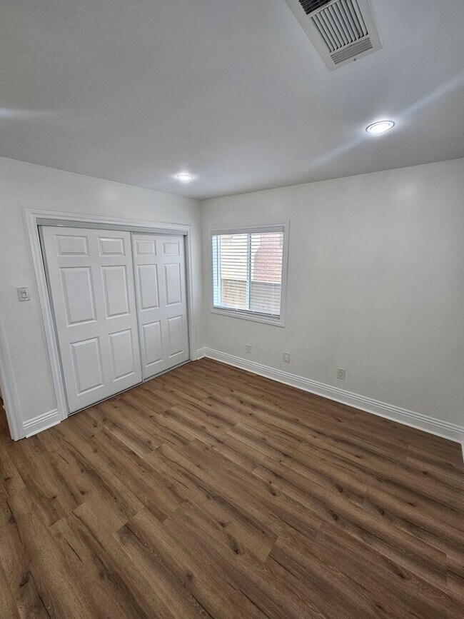 Building Photo - 3-bedroom, 2-bathroom home located in the vibrant city of Long Beach