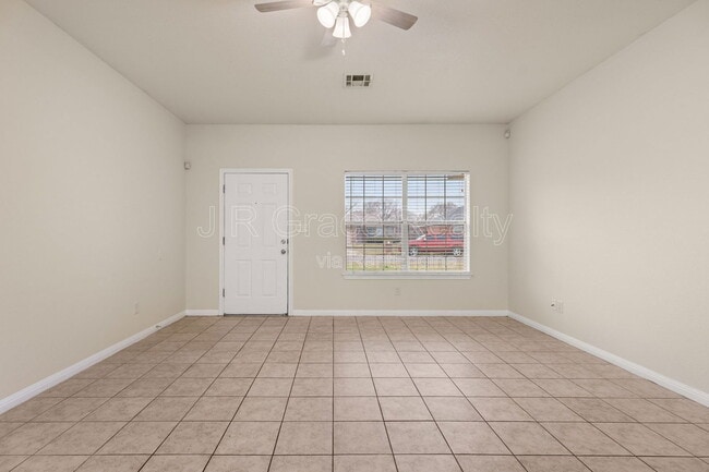 Building Photo - 109 Apple Ln