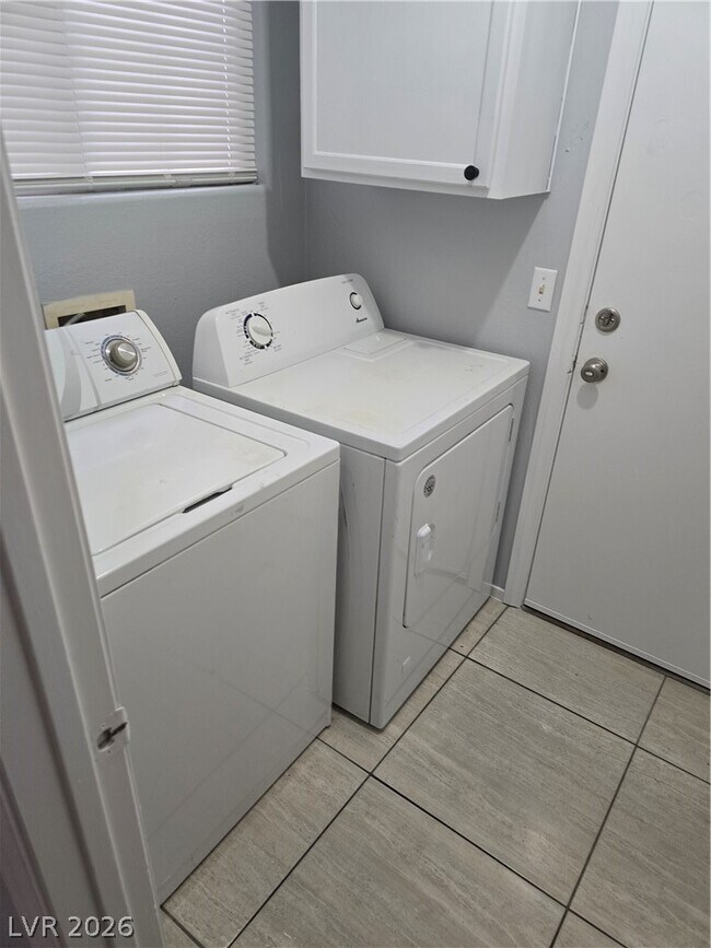 Building Photo - 5843 Berry Hill Ln