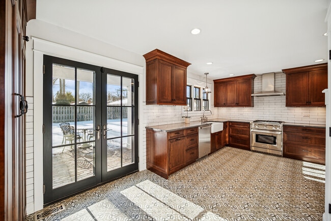 Building Photo - 525 W Deerpath Rd