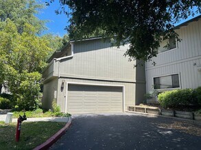 Building Photo - 3 Bed End Unit in Mt. View