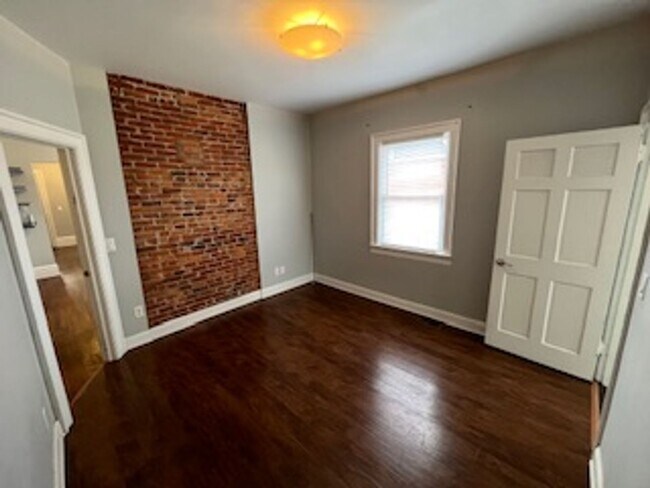 Building Photo - 3 bedroom 1.5 bath one block from Franklin Conservatory