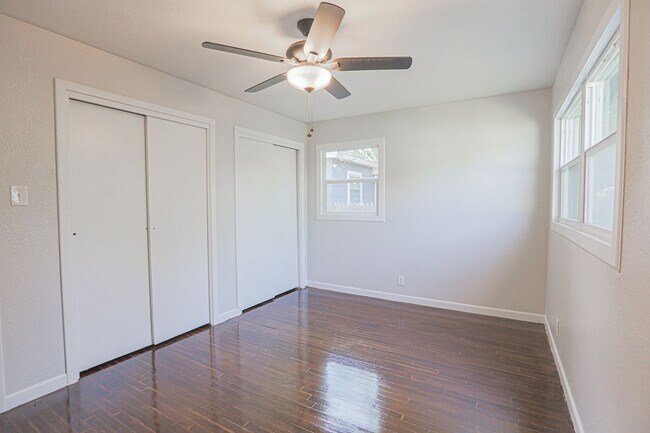 Building Photo - Pre Leasing for fall 2026! 4/2 in Medical District