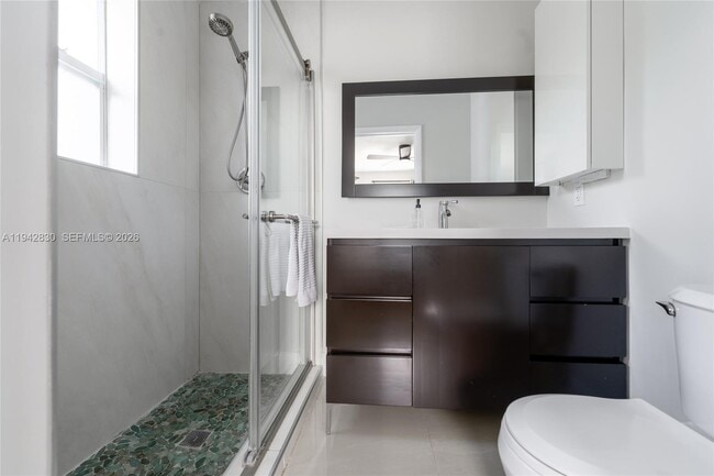 Building Photo - 320 S 28th Ave