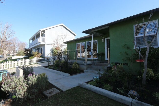 Building Photo - Comfort Meets Style in This Updated Kentwood Home