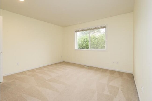 Building Photo - 4 bedroom in Kirkland WA 98033