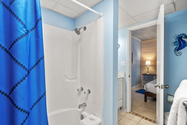 Building Photo - 9850 S Thomas Dr