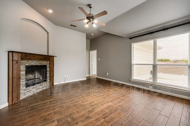 Building Photo - 300 Creekside Dr
