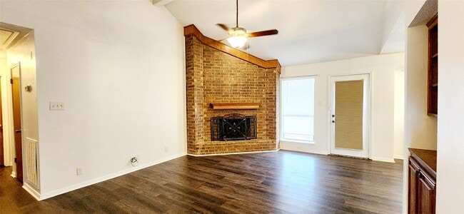 Building Photo - 135 Basswood St